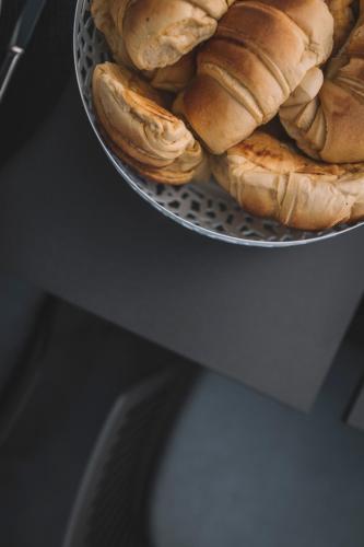 丰沙尔QUINTA TORRINHA PANORAMA Apartment的桌上的一碗面包和糕点