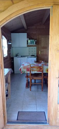 Η κουζίνα ή μικρή κουζίνα στο Chalet climatisé avec kitchenette, accès piscine, au sud d' Aix-en-Provence, for non smokers-non vapoteurs only