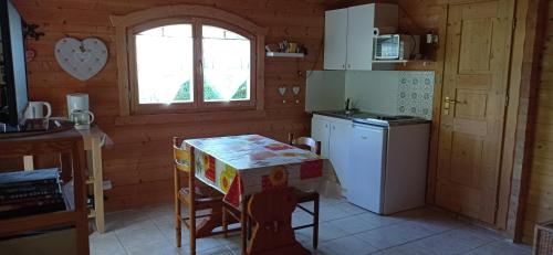 Η κουζίνα ή μικρή κουζίνα στο Chalet climatisé avec kitchenette, accès piscine, au sud d' Aix-en-Provence, for non smokers-non vapoteurs only