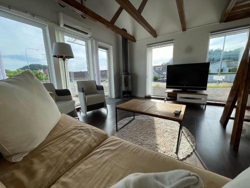 Télévision ou salle de divertissement dans l'établissement Vid Gekås Ullared Boende B&B