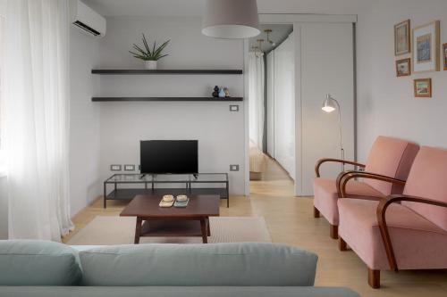 elegant, cosy and quiet, just 1 min to amphiteatre