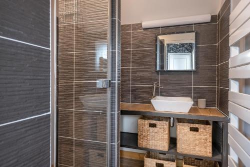 a bathroom with a sink and a shower at Charmante maison proche de l'océan pour 8 personnes in Penvins