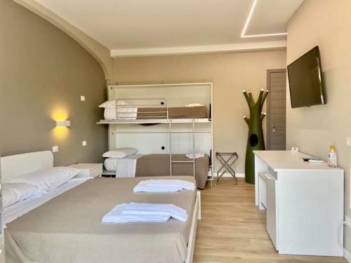 Habitación con 2 camas y lavabo. en B&B Controvento Soiano, en Soiano del Lago