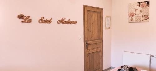 a room with a door and a sign on the wall at La Saint Martinoise in Saint-Martin-Boulogne