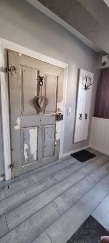 a room with an old door and a room with a floor at Ferienwohnung zum Hirschen in Herzberg am Harz