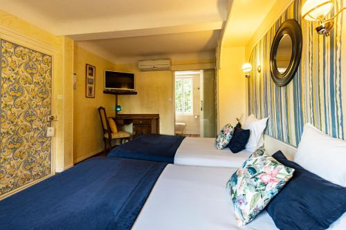 Ένα ή περισσότερα κρεβάτια σε δωμάτιο στο Hostellerie Bourguignonne