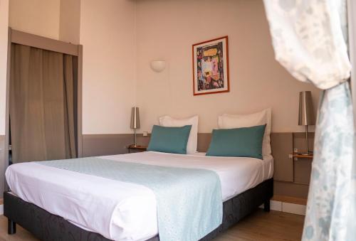 Un ou plusieurs lits dans un hébergement de l'établissement Kyriad Nimes Centre