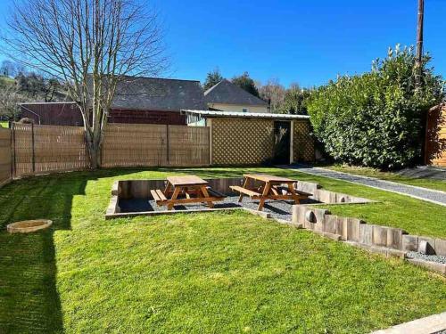 - un jardin avec des tables de pique-nique dans la pelouse dans l'établissement Homefleur - Maison 130m2 - 8 à 10 pers - Jardin, à Honfleur