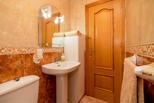 La salle de bains est pourvue d'un lavabo, de toilettes et d'un miroir. dans l'établissement MI PERLA, à Torrevieja