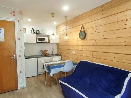 - une cuisine avec un canapé bleu dans une chambre dans l'établissement Appartement cosy avec balcon, proche thermes et télécabine, Cauterets - FR-1-234-135, à Cauterets
