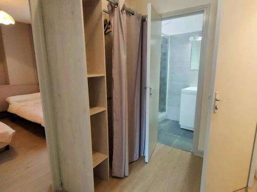 une chambre avec un lit et un placard dans l'établissement Confortable T3 avec Balcon, Proche Thermes et Pistes - 6 Pers. - FR-1-234-142, à Cauterets