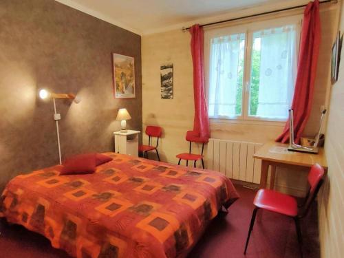1 dormitorio con 1 cama, escritorio y sillas en Appartement Cauterets, 3 pièces, 6 personnes - FR-1-234-208, en Cauterets