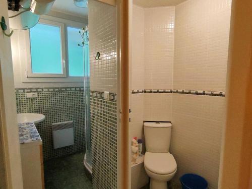 une salle de bain avec toilettes et lavabo dans l'établissement Appartement T3 près télécabine et commerces, 6 pers, Parking - FR-1-234-208, à Cauterets