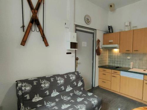 un salon avec un canapé dans une cuisine dans l'établissement Appartement 2bis pour 6 pers, proche télécabine, thermes, parking gratuit, orientation ouest - FR-1-234-247, à Cauterets