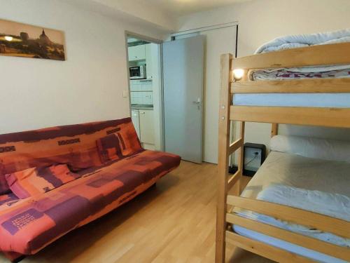 - une chambre avec des lits superposés et une chambre avec des lits superposés dans l'établissement Charmant T3 à Cauterets, balcon, casier à ski, parking privé, Wifi, proche centre, 6 pers. - FR-1-234-253, à Cauterets
