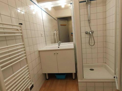 une petite salle de bain avec un lavabo et une douche dans l'établissement Charmant T3 à Cauterets, balcon, casier à ski, parking privé, Wifi, proche centre, 6 pers. - FR-1-234-253, à Cauterets
