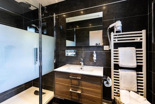 a bathroom with a sink and a shower at Hostellerie Bourguignonne in Verdun-sur-le-Doubs