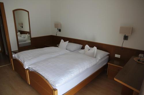 Llit o llits en una habitació de Garni Hotel Max