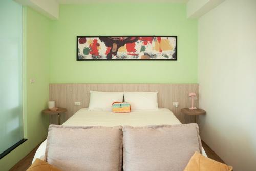 1 dormitorio pequeño con 1 cama con 2 sillas en 微陽二館, en Yilan City