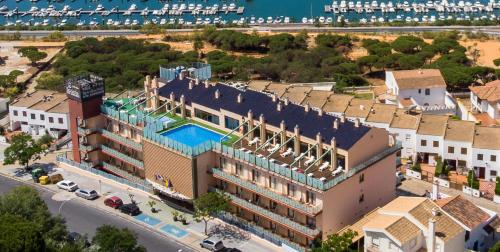 una vista aérea de un hotel con piscina en Hotel Apartamento Martín Alonso Pinzón, en Mazagón