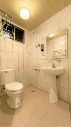 a bathroom with a toilet and a sink at 逢甲旅棧 in Taichung