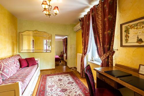 Ένα ή περισσότερα κρεβάτια σε δωμάτιο στο Hostellerie Bourguignonne