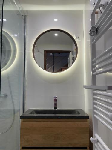 une salle de bain avec un lavabo et un miroir dans l'établissement Residence La Verte 24- Aux Pieds des pistes!, à Chamonix-Mont-Blanc