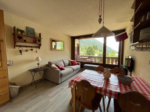 un salon avec une table et un canapé dans l'établissement Residence La Verte 24- Aux Pieds des pistes!, à Chamonix-Mont-Blanc