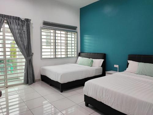 - une chambre avec 2 lits et un mur bleu dans l'établissement W21 atGoldenHills NightMarket WiFi 4R, à Cameron Highlands