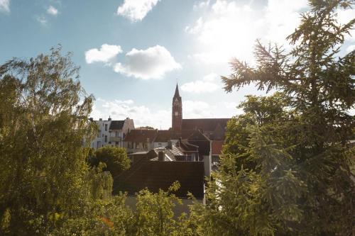 - Vistas a la ciudad y a la torre del reloj en Bheaven I Explorer Premium Apartment, en Bremerhaven