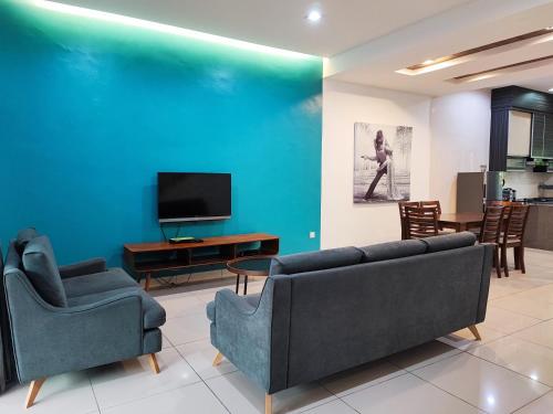 sala de estar con 2 sofás y TV en W21 atGoldenHills NightMarket WiFi 4R, en Cameron Highlands
