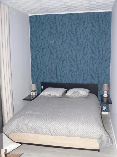 מיטה או מיטות בחדר ב-Les volets verts