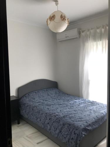 - une chambre avec un lit et une fenêtre dans l'établissement Tomares Townhouse, à Tomares