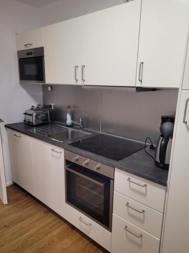 Kjøkken eller kjøkkenkrok på Schöne, gemütliche möblierte 2 Zi Wohnung in RGB