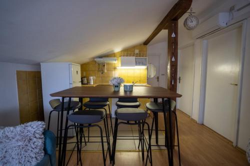 eine Küche mit einem Tisch und Stühlen in einem Zimmer in der Unterkunft Apartman Mira in Vir