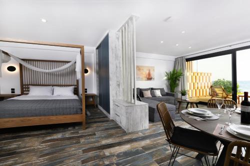 Posteľ alebo postele v izbe v ubytovaní Villa Dorra Coast Suites
