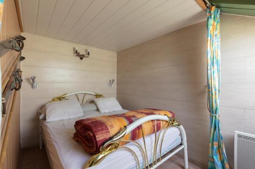 Cette petite chambre comprend un lit. dans l'établissement L'Alpiniste, à Ancelle