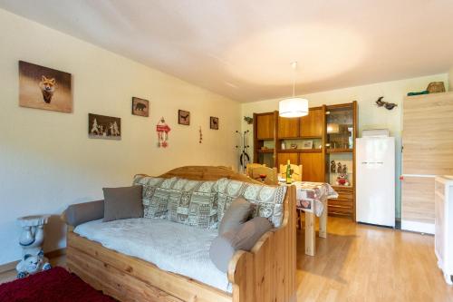 Il dispose d'une cuisine et d'un salon avec un canapé et une table. dans l'établissement Le Montagnard, à La Bresse