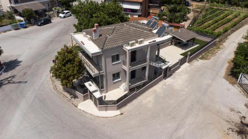 una vista aérea de una casa grande en una calle en Onar Village Luxury Apartments, en Kavala