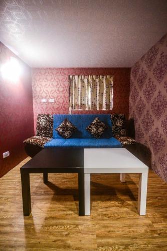 a living room with a blue couch in a room at 綠蠵龜潛水住宿 in Xiaoliuqiu
