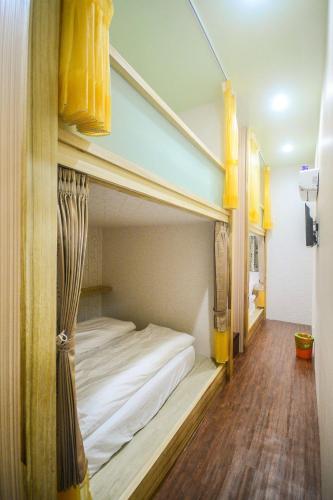 two bunk beds in a room with wood floors at 綠蠵龜潛水住宿 in Xiaoliuqiu