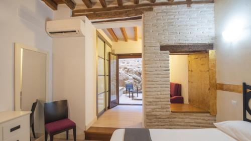 A bed or beds in a room at Capricho Toledano