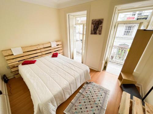 una camera da letto con un letto e una grande finestra di Sweet Love Family Budget a Coimbra