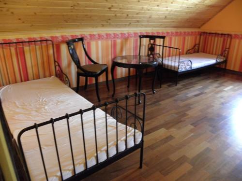 um quarto com duas camas e uma mesa e cadeiras em Skalny Dom em Stronie Śląskie