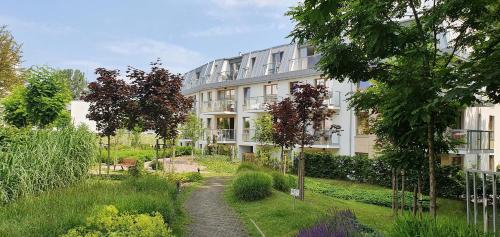 un bâtiment avec un jardin en face dans l'établissement Sunrise Sopot Apartments, à Sopot