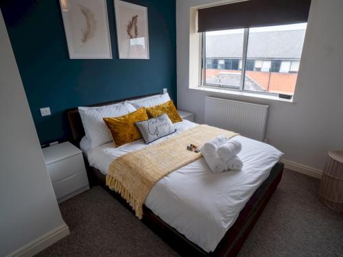 a bedroom with a bed with towels on it at Pass the Keys Stunning 1 bedroom Penthouse in Nottm City Centre in Nottingham