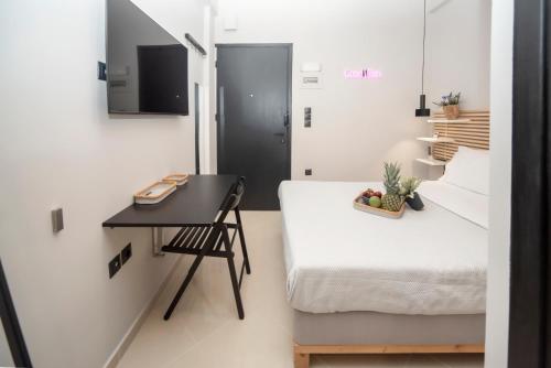 Habitación pequeña con cama y escritorio. en Urban Cosy Minimal Nest, en Chalkida