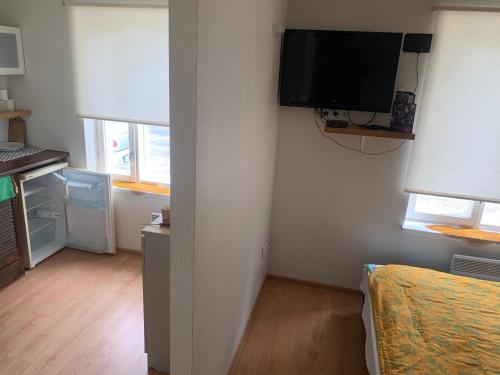 TV a/nebo společenská místnost v ubytování Piiri 12, white Apartment - 2 big beds - Very Cute Apartment