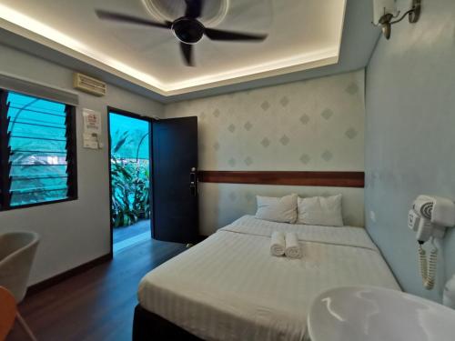 a bedroom with a bed with a ceiling fan at Cheras-Miharja Homestay @Sunway Velocity in Kuala Lumpur