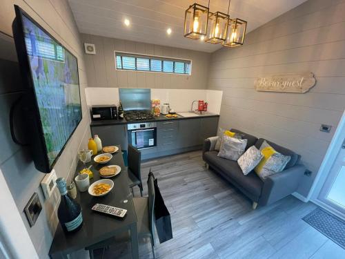 un piccolo soggiorno con divano e cucina di P78 - Studio Pod with Hot Tub a Bethesda